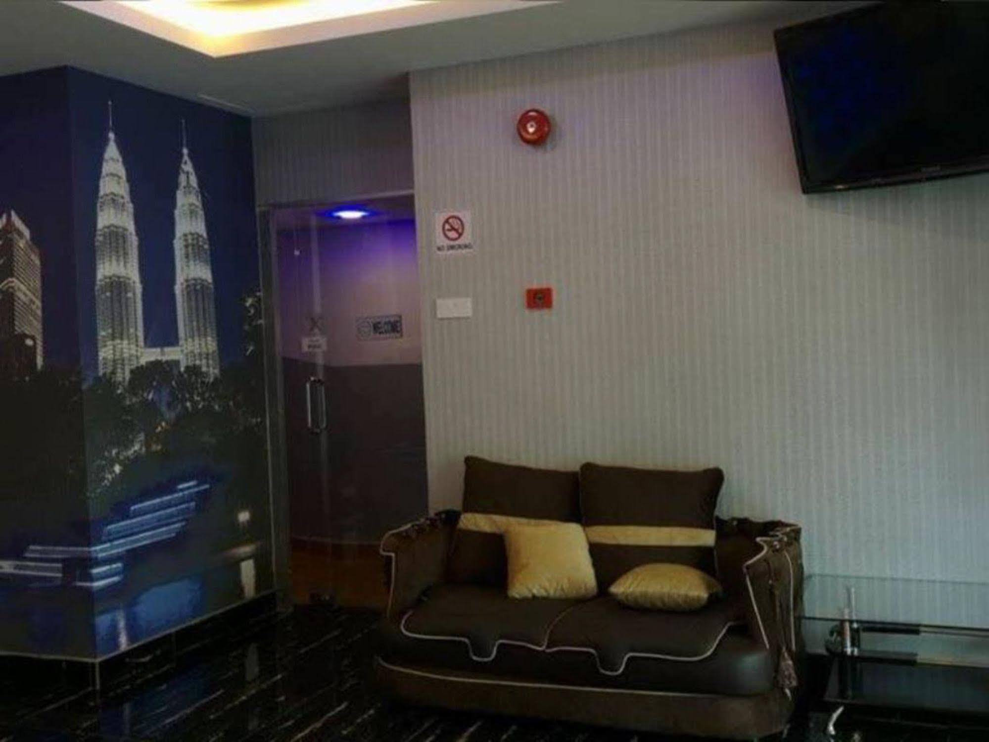 Oyo 176 Hotel Q Inn Petaling Jaya Eksteriør billede