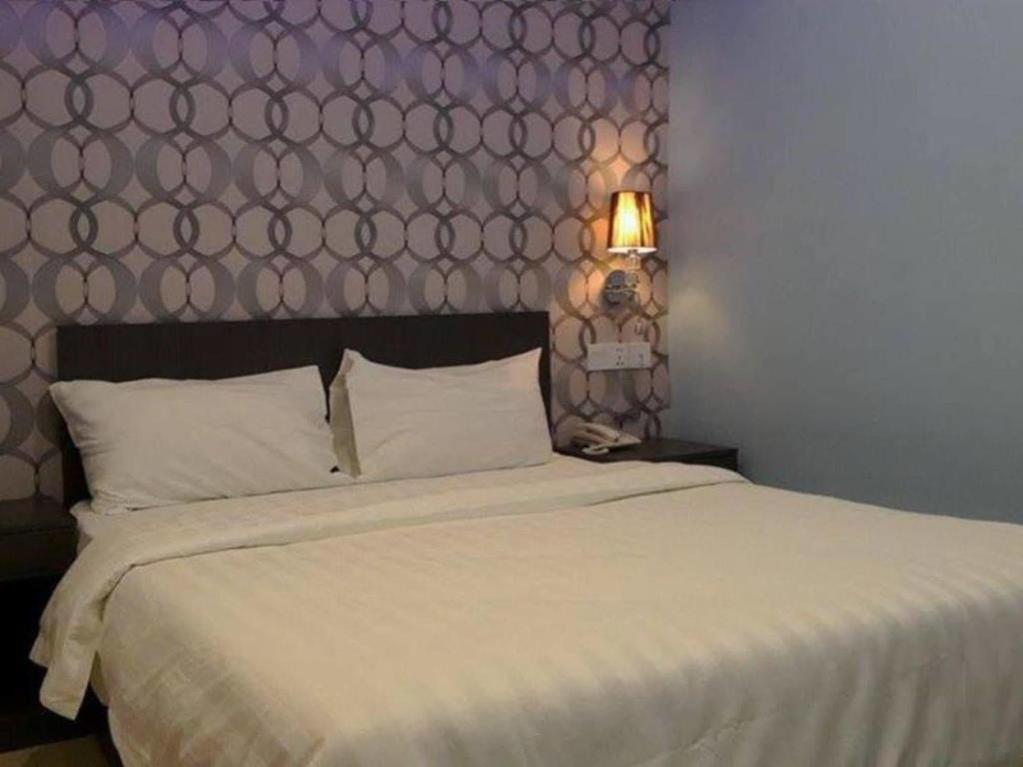 Oyo 176 Hotel Q Inn Petaling Jaya Eksteriør billede