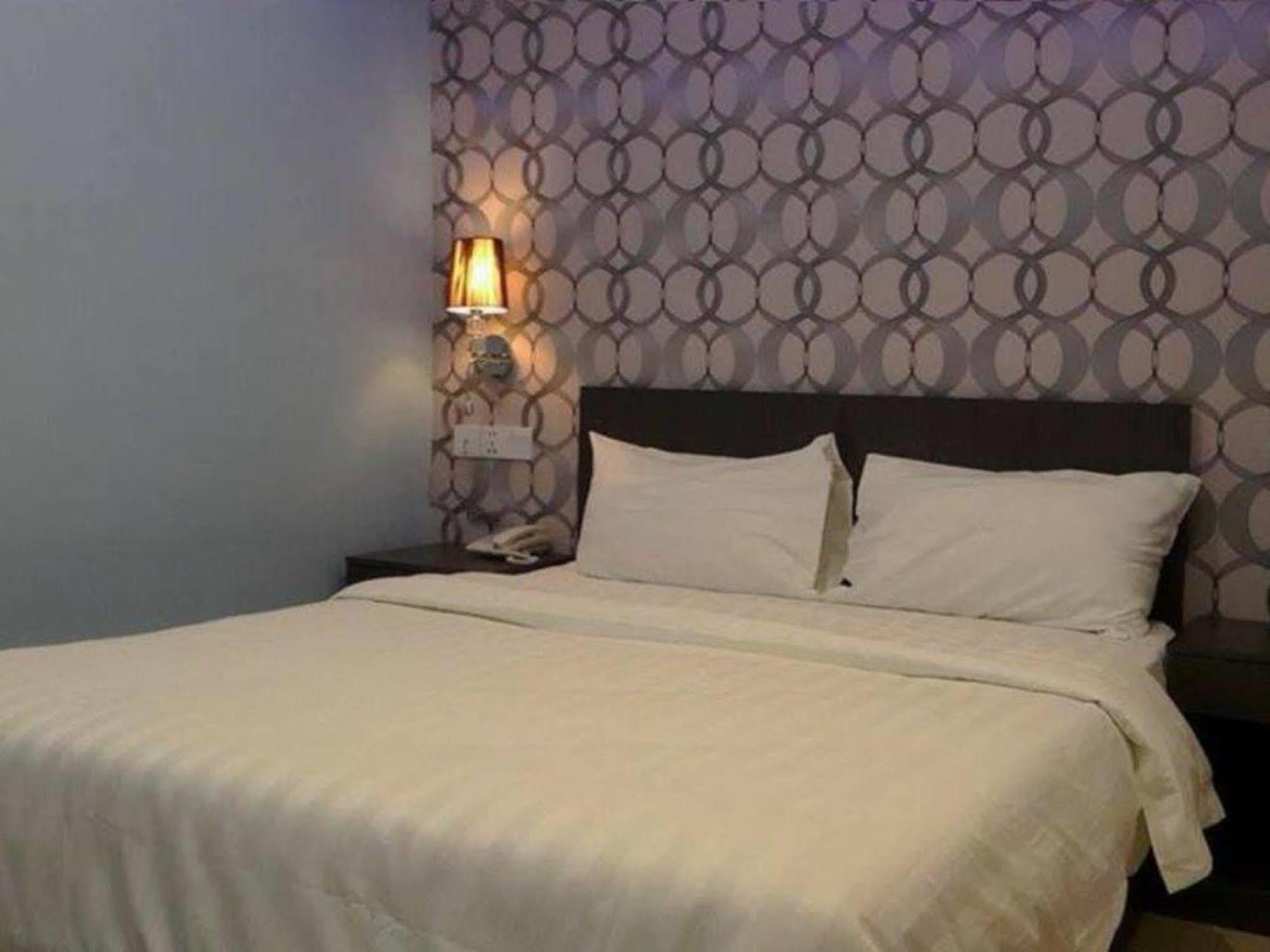 Oyo 176 Hotel Q Inn Petaling Jaya Eksteriør billede